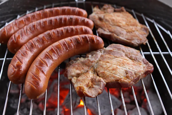 Vlees op barbecue grill — Stockfoto