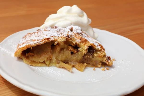 Strudel de maçã com creme — Fotografia de Stock