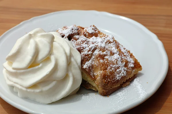 Kremalı elmalı turta.