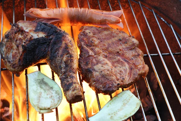 Bife, frango e salsicha na churrasqueira — Fotografia de Stock