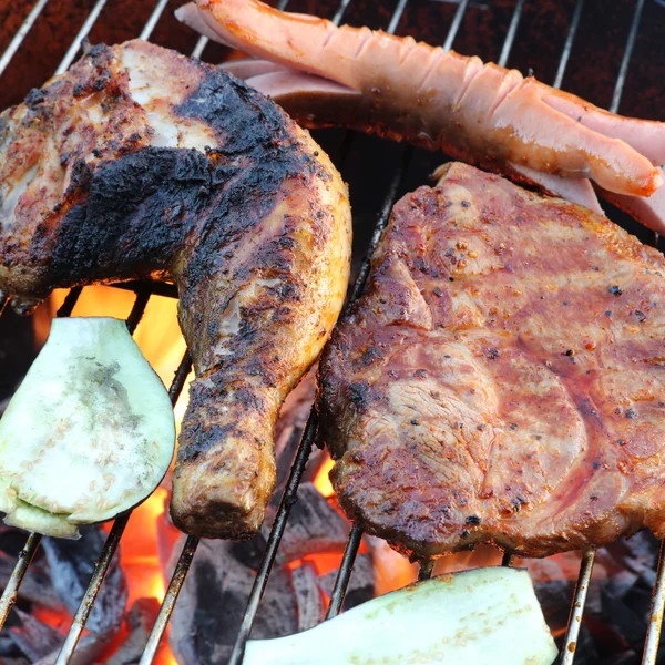 Bife, frango e salsicha na churrasqueira — Fotografia de Stock