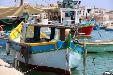 Marsaxlokk, Malta 13 Ağustos 2019: Marsaxlokk Limanı 'nda Luzzu adlı balıkçı teknesi. Malta