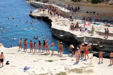 Marsaxlokk, Malta 13 Ağustos 2019: Marsaxlokk yakınlarındaki St. Peter Havuzu. Yerel halk ve turistler için çok popüler bir yer. Malta