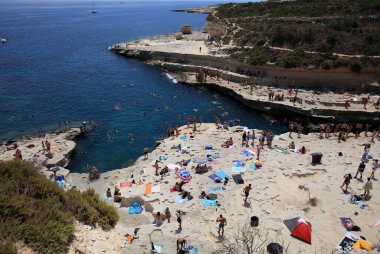 Marsaxlokk, Malta 13 Ağustos 2019: Marsaxlokk yakınlarındaki St. Peter Havuzu. Yerel halk ve turistler için çok popüler bir yer. Malta