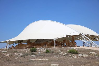 Qrendi, Malta 13 Ağustos 2019: Mnajdra Tarih Öncesi Tapınak Sitesi MÖ 5. ile MÖ 2. milenyum arasında. Artık çadır örtüsüyle korunuyor. Malta
