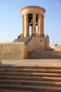 Valletta 'daki Christopher Bastion' da Kuşatma Çanı Anıtı. Malta