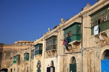 Valletta, Malta 14 Ağustos 2019: Tarihi Valletta Merkezi 'nde geleneksel Balkonlarla sokak. Malta