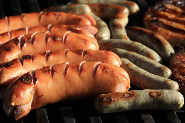 Viele Deutsche Bratwürste Auf Dem Grill — Stockfoto