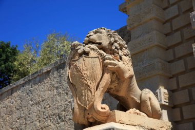Mdina, Malta - 16 Ağustos 2019: Antik Mdina şehrinin ana kapısındaki aslan heykeli. Malta