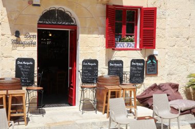 Mdina, Malta - 16 Ağustos 2019: Malta 'daki antik şehir Mdina' da restoran. Malta Adaları