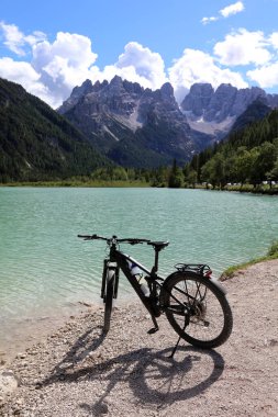 Dolomitlerdeki elektrikli bisikletler. Güney Tyrol. İtalya