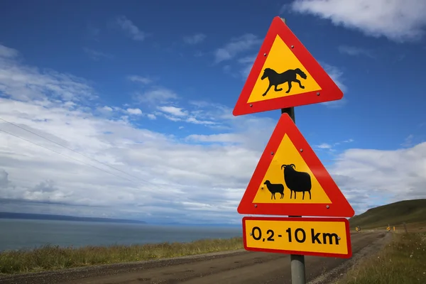 Tiere überqueren Schild — Stockfoto