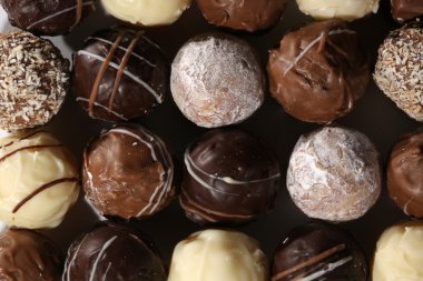 Pek çok el yapımı Truffles