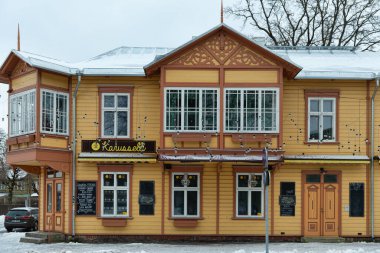 Parnu, Estonya - 18 Ocak 2019: Karusselli ve Supeluse caddelerinin köşesindeki açık büfe