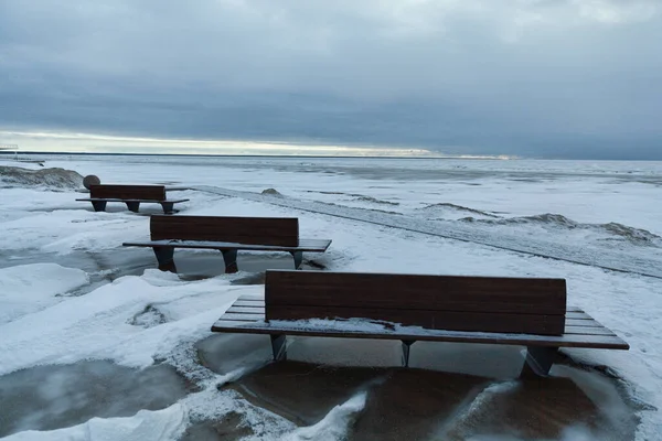 Panchine Sulla Spiaggia Parnu Inverno Estonia — Foto Stock
