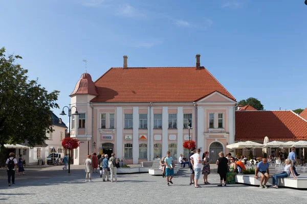 Kuressaare Saaremaa Estonia Sierpnia 2019 Plac Centrum Miasta Budynkiem Przy — Zdjęcie stockowe