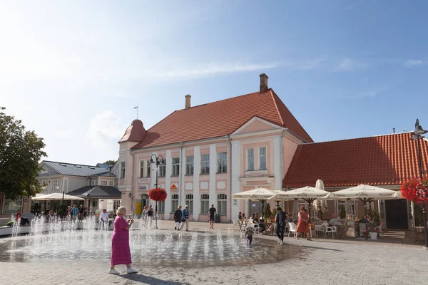 Kuressaare Saaremaa Estonia Sierpnia 2019 Plac Fontanna Centrum Miasta Pokazujące — Zdjęcie stockowe