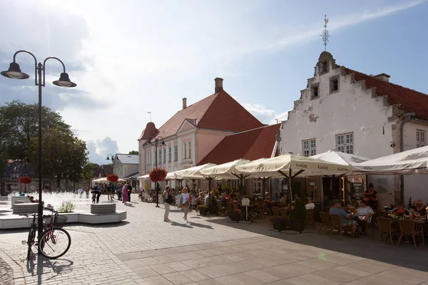 Kuressaare Saaremaa Estonia Sierpnia 2019 Plac Centrum Miasta Budynkiem Przy — Zdjęcie stockowe