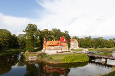 Kuressaare, Saaremaa, Estonya - 09 Ağustos 2019: Lossi Caddesi 16 numaradaki ahşap villa