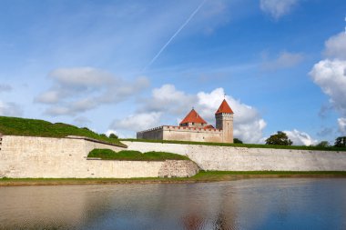 Kuressaare, Saaremaa, Estonya - 09 Ağustos 2019: Kuressaare Piskoposluk Kalesi