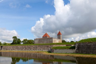 Kuressaare, Saaremaa, Estonya - 09 Ağustos 2019: Kuressaare Piskoposluk Kalesi