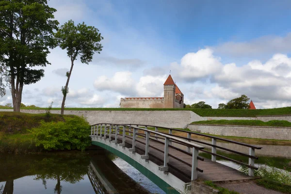 Kuressaare Saaremaa Estland Augusti 2019 Kuressaare Biskopsborg Och Bron Över — Stockfoto