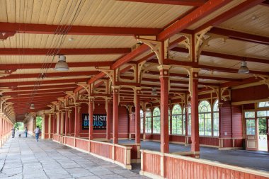 Haapsalu, Estonya - 18 Ağustos 2019: işlevsiz demiryolu istasyonu ve şu anda Demiryolu ve Haberleşme Müzesi