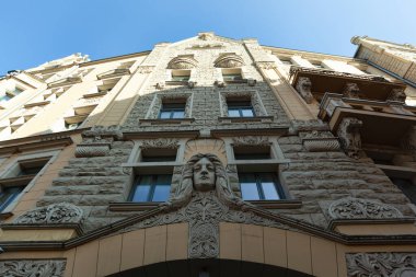 Riga, Letonya - 24 Ağustos 2019: Neiburgs Oteli Cephesi