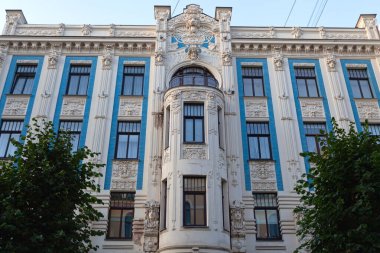 Riga, Letonya - 24 Ağustos 2019 - Alberta Caddesi 8 numaradaki modernist bina