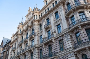 Riga, Letonya - 24 Ağustos 2019 - Alberta Caddesi 24 numaradaki modernist bina