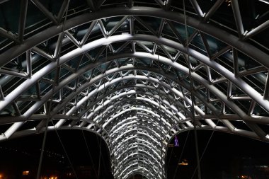 Tiflis, Gürcistan - 23 Mart 2016: Geceleri Barış Köprüsü