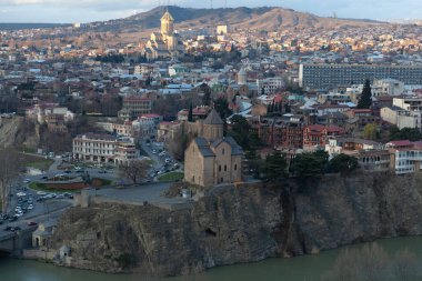 Tiflis, Gürcistan - 23 Mart 2016: Metekhi Bakire Meryem Varsayım Kilisesi ile Gürcistan başkentinin panoramik görünümü
