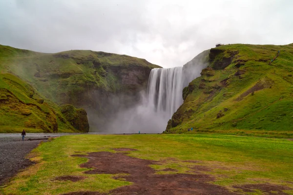 Skogafoss Uma Cachoeira Situada Rio Skoga Sul Islândia Nas Falésias — Fotografia de Stock