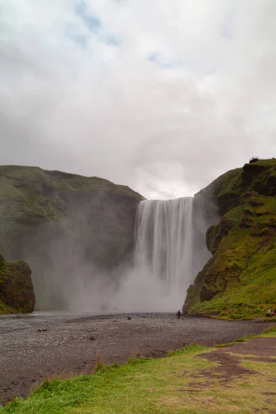 스코가 Skogafoss 아이슬란드 남부의 해안선의 절벽에 위치한 폭포이다 — 스톡 사진