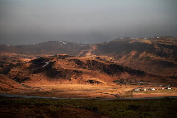 冰岛南部Hveragerdi附近地区 山上阳光普照 — 图库照片