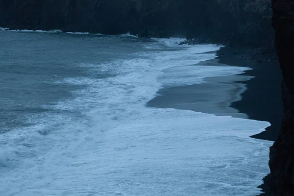 Las Olas Del Océano Atlántico Están Cayendo Playa Negra Volcánica — Foto de Stock