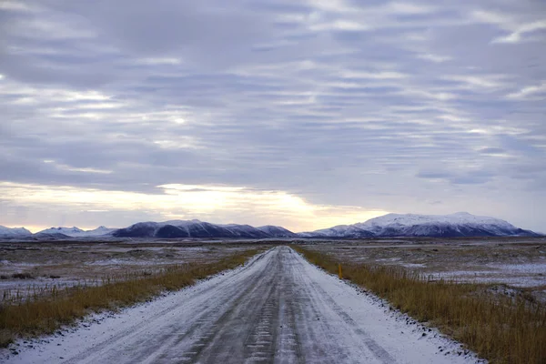 Route Bedekt Met Sneeuw Ijzige Ochtend Ijsland — Stockfoto