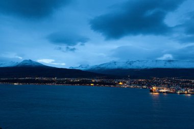 Alacakaranlıkta Eyjafjordur, İzlanda 'da Akureyri' nin panoramik manzarası