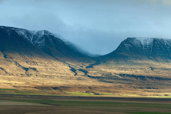 Ορεινό Τοπίο Ένα Παιχνίδι Του Ήλιου Και Σκιές Varmahlid Ισλανδία — Φωτογραφία Αρχείου