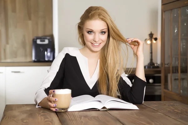 Retrato del inteligente libro de lectura de estudiantes — Foto de Stock