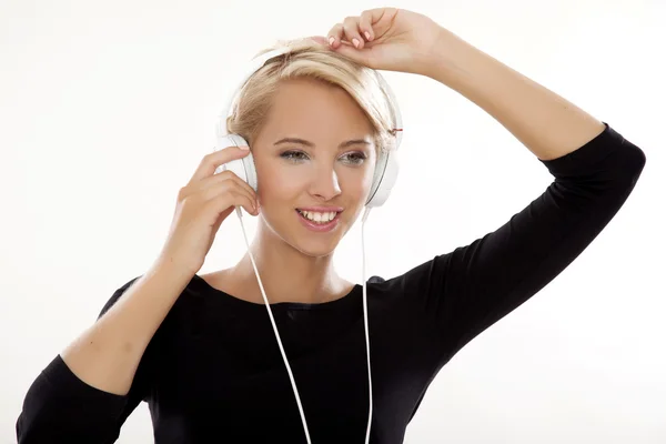 Menina bonita é ouvir a música — Fotografia de Stock