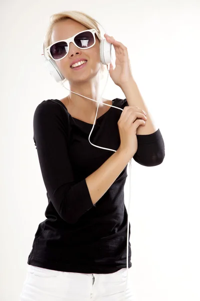 Beautiful girl is listen to the music — Stock Photo, Image