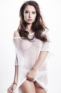 Beyaz backgro izole beyaz kazaklı genç ince seksi kadın