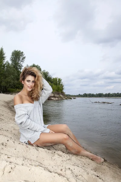 Beautiful brunette woman on the beach — Stock Photo, Image