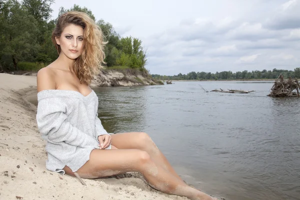 Mooie brunette vrouw op het strand — Stockfoto