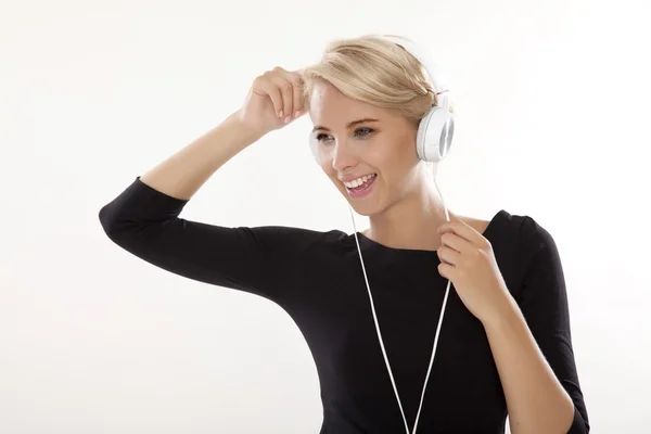 Beautiful girl is listen to the music — Stock Photo, Image