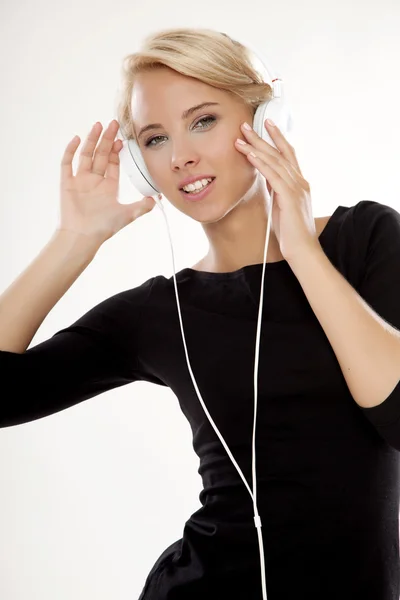 Hermosa chica es escuchar la música — Foto de Stock