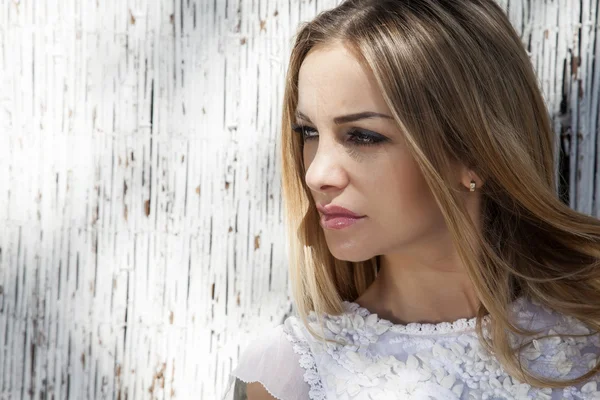 Mooie blonde vrouw op het strand — Stockfoto