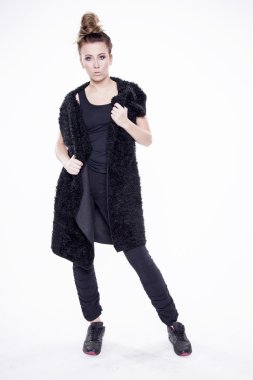 Beyaz bac izole şık elbiseli genç ince seksi kadın