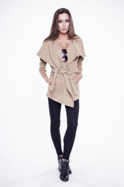 Beyaz bac izole şık elbiseli genç ince seksi kadın